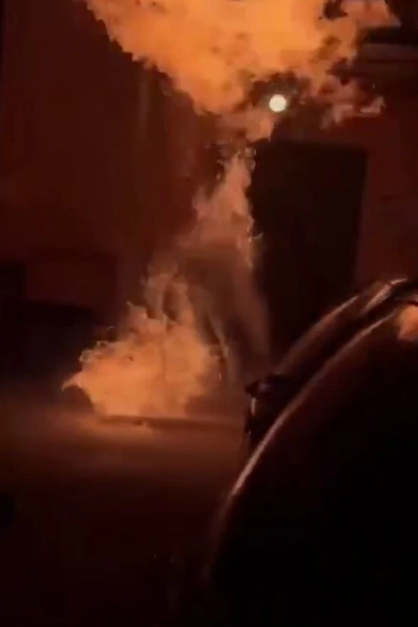 Зумеры случайно подожгли друга ради эффектного видео с поздравлением.