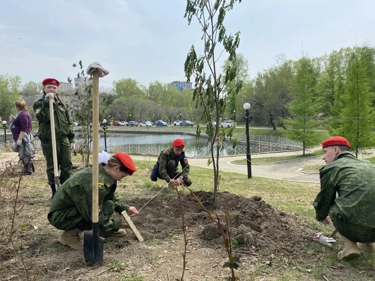 🌳 Сегодня на городских прудах прошла уже десятая, очень душевная акция «Подари ребёнку дерево»!  Был