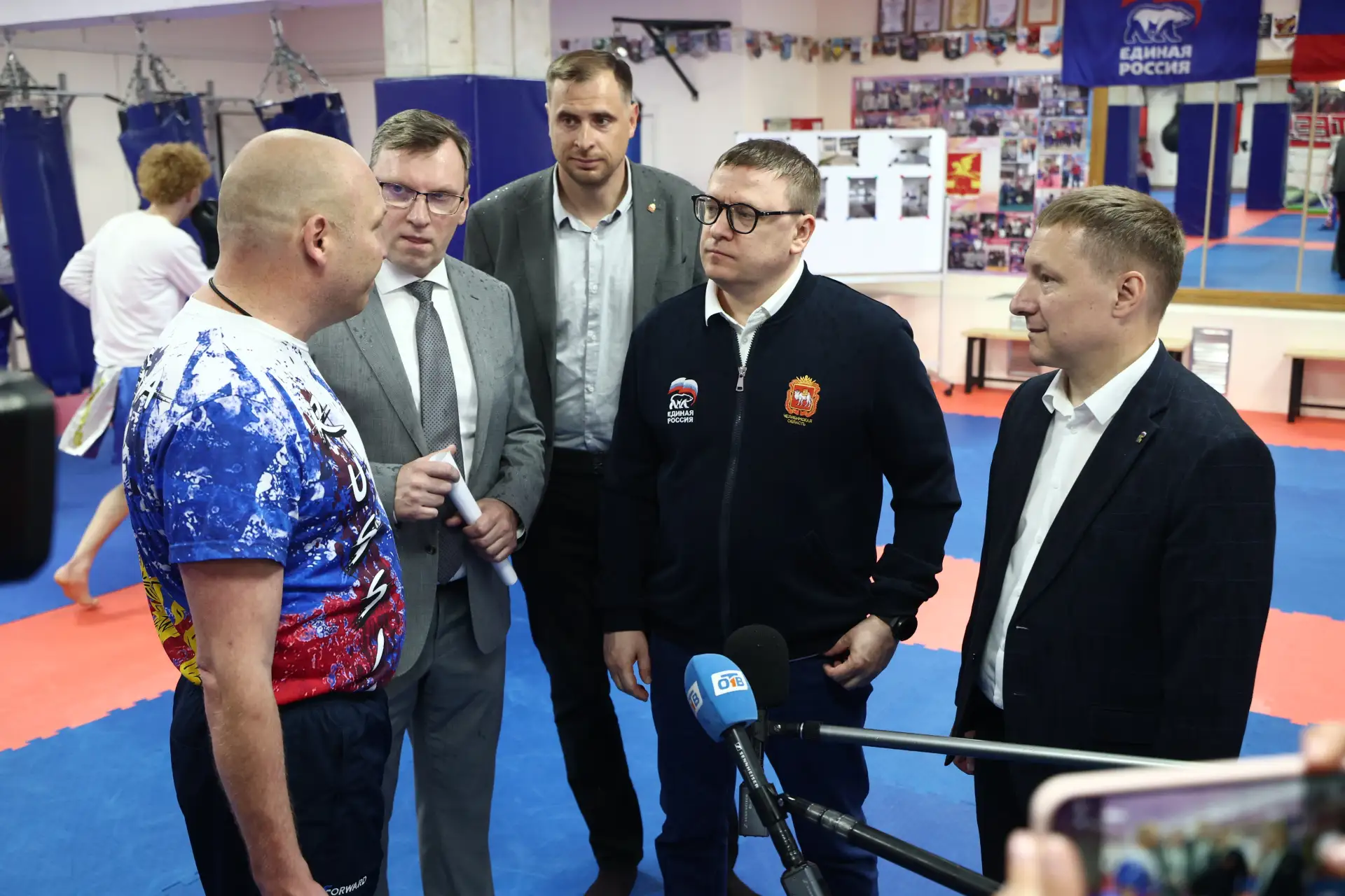 Алексей Текслер посетил обновленный зал отделения кикбоксинга спортивной школы № 4 в Зл...