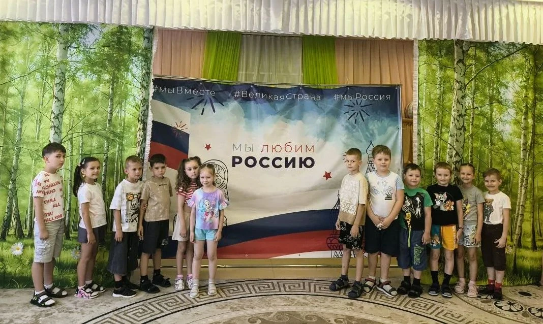 В преддверии праздника Дня России в МБОУ СОШ №6 ДО29 прошло тематическое развлечение "День рождения 