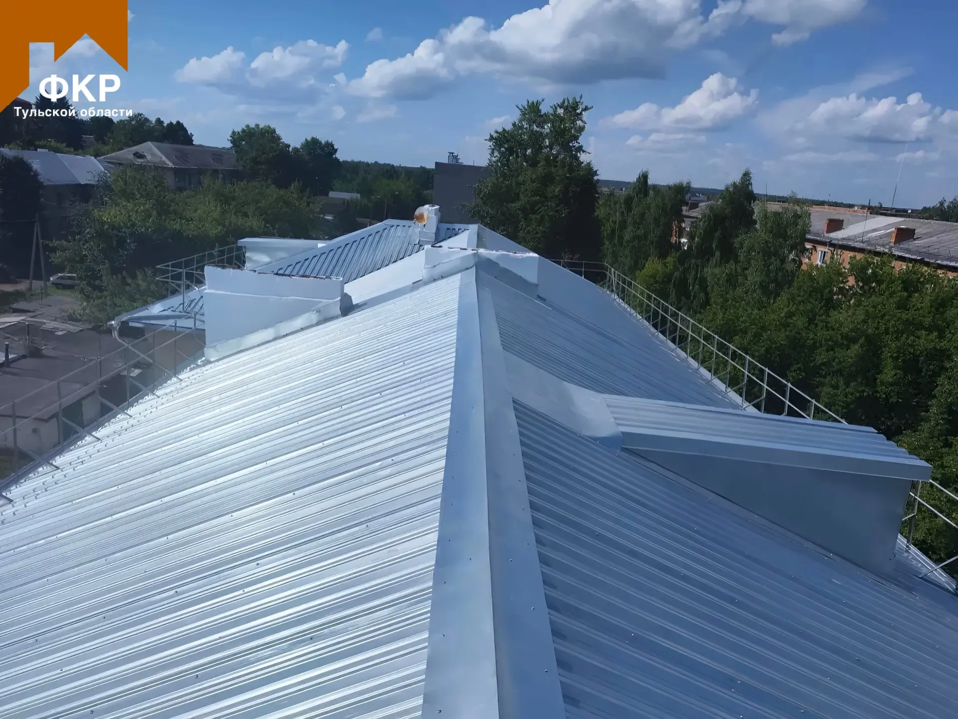 В Советске привели в порядок кровлю дома на Красноармейской📍

🪜В городе Советске Щекинского района