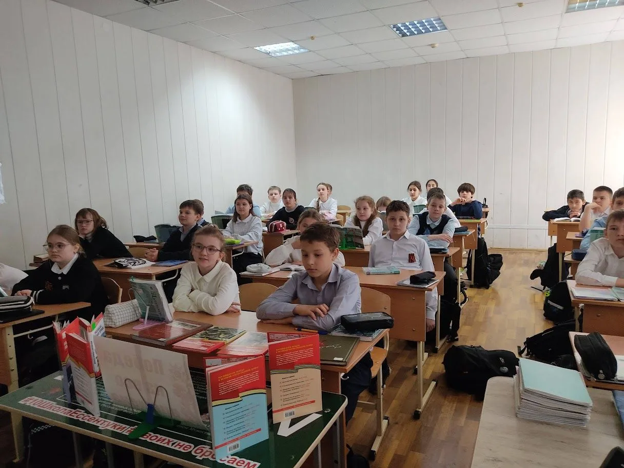 Литературно-патриотический час «Сквозь года звенит Победа»   9 Мая — день, который навсегда вписан в