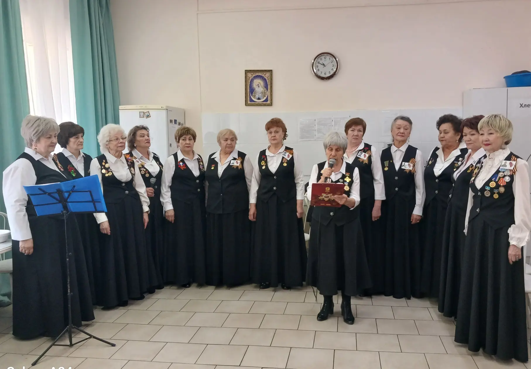 День открытых дверей в ГБУ РС (Я) АМДИПИ: выступление хора ветеранов г. Алдана.
