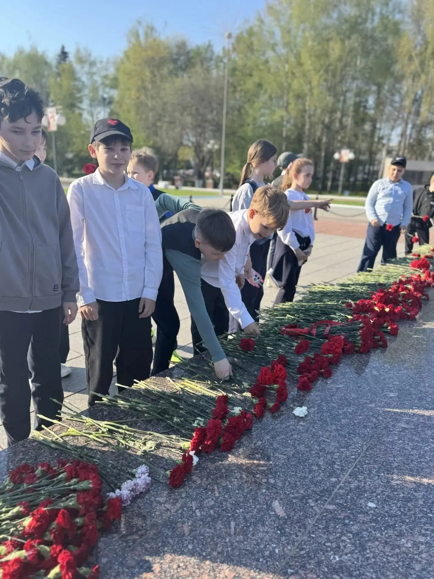 Акция «Красная гвоздика». 🌹  В преддверии Дня Победы по всей России проводятся торжественные меропри