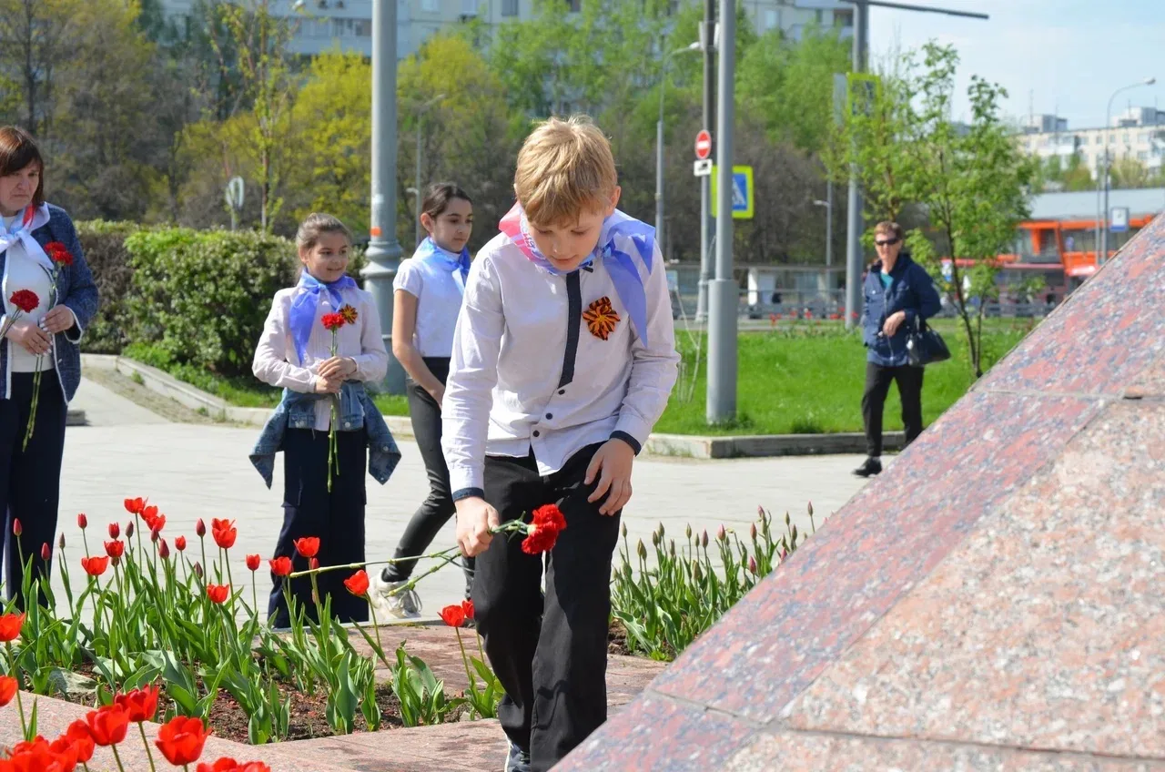«КРАСНЫЕ ГВОЗДИКИ»🌺  Ученики нашей школы приняли участие в патриотической акции по возложению цветов