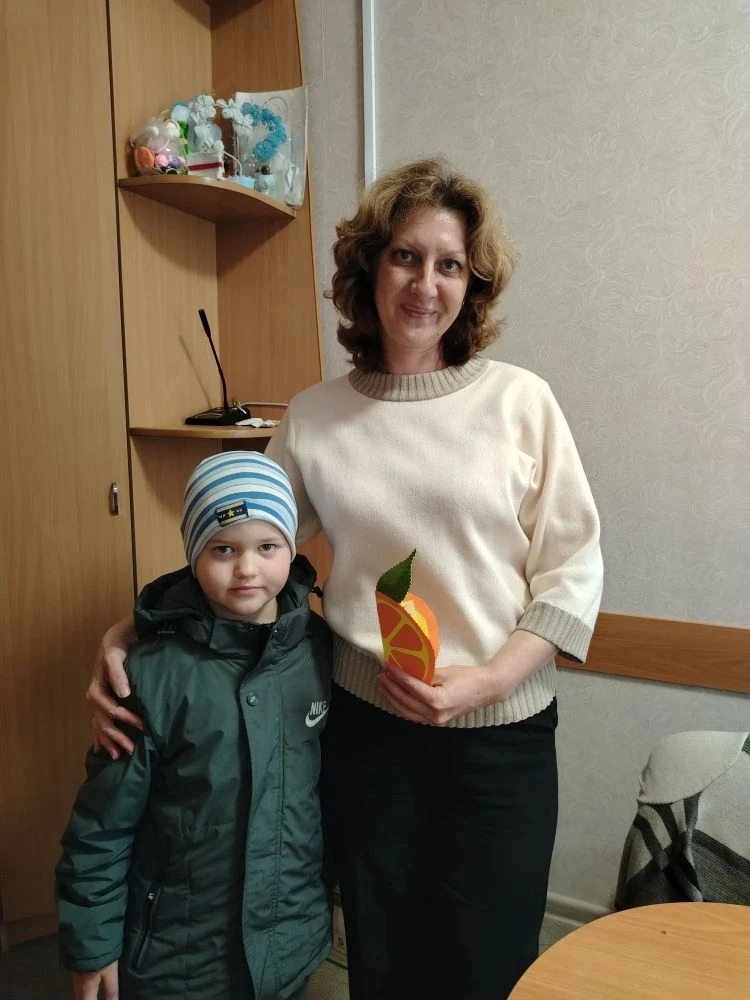 Трогательная традиция: выпускники детского сада пригласили своих воспитателей на свой в...