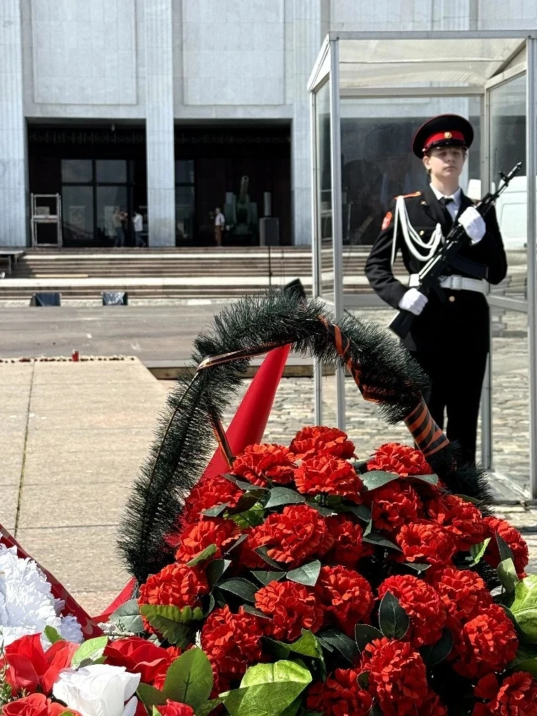 ВАХТА ПАМЯТИ И ПОГРУЖЕНИЕ В ИСТОРИЮ: КАДЕТЫ НА ПОСТУ №1  🫡 17 мая кадетам нашей школы выпала высокая