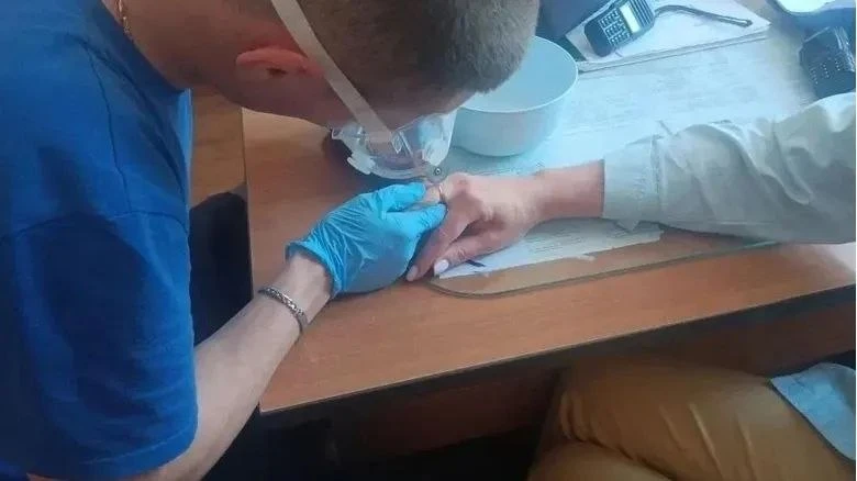 👏 Спасатели сняли застрявшее кольцо с пальца женщины

В Башкирии 38-летней женщине понадобилась пом