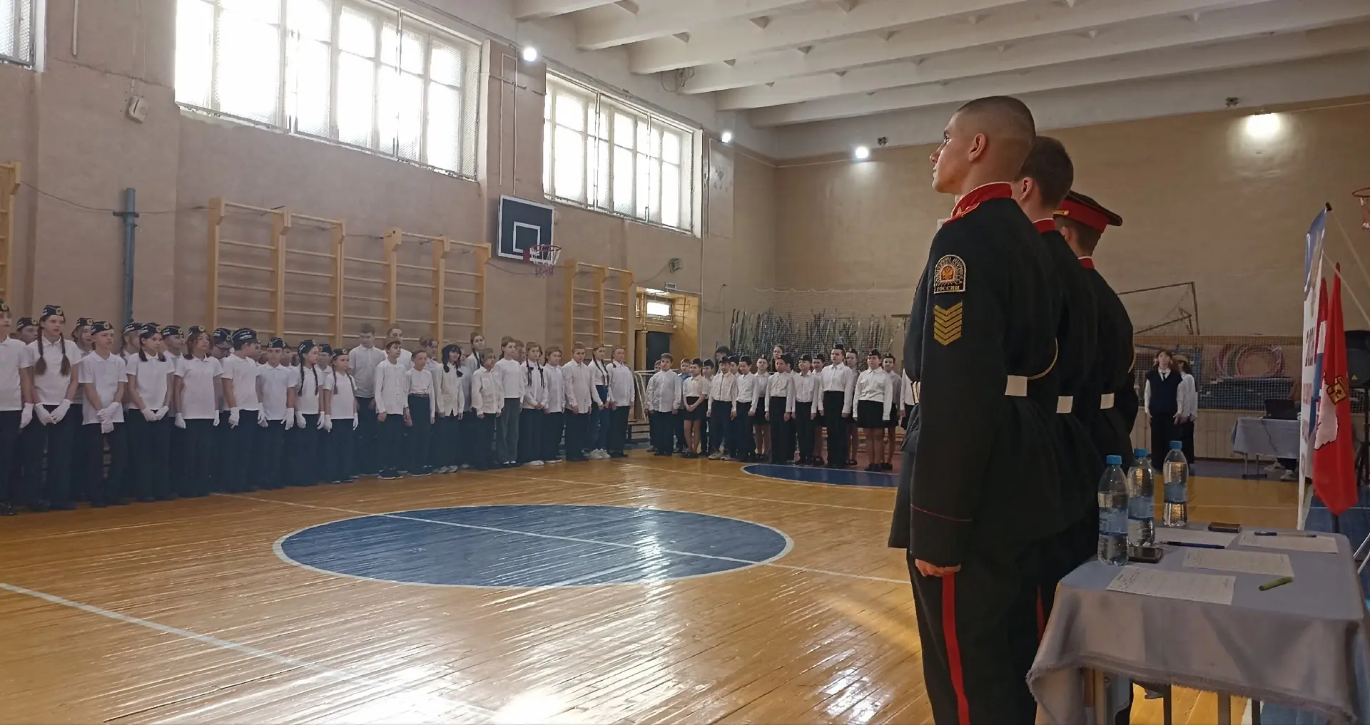 ✍️Накануне Дня Защитника Отечества в школе традиционно  прошёл Смотр строя и песни👮‍♀️. Участники с 