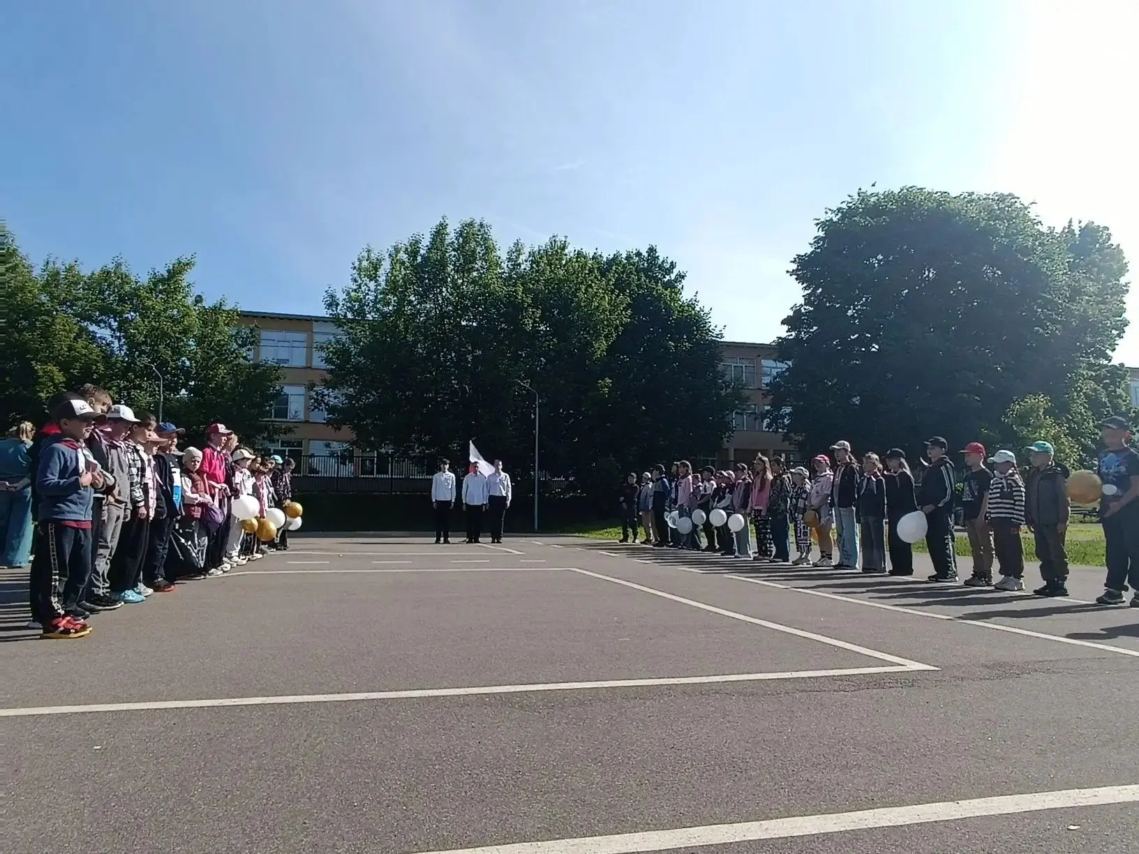 Сегодня, 1 июня, в Международный день защиты детей, с радостью и улыбками открылся наш ...