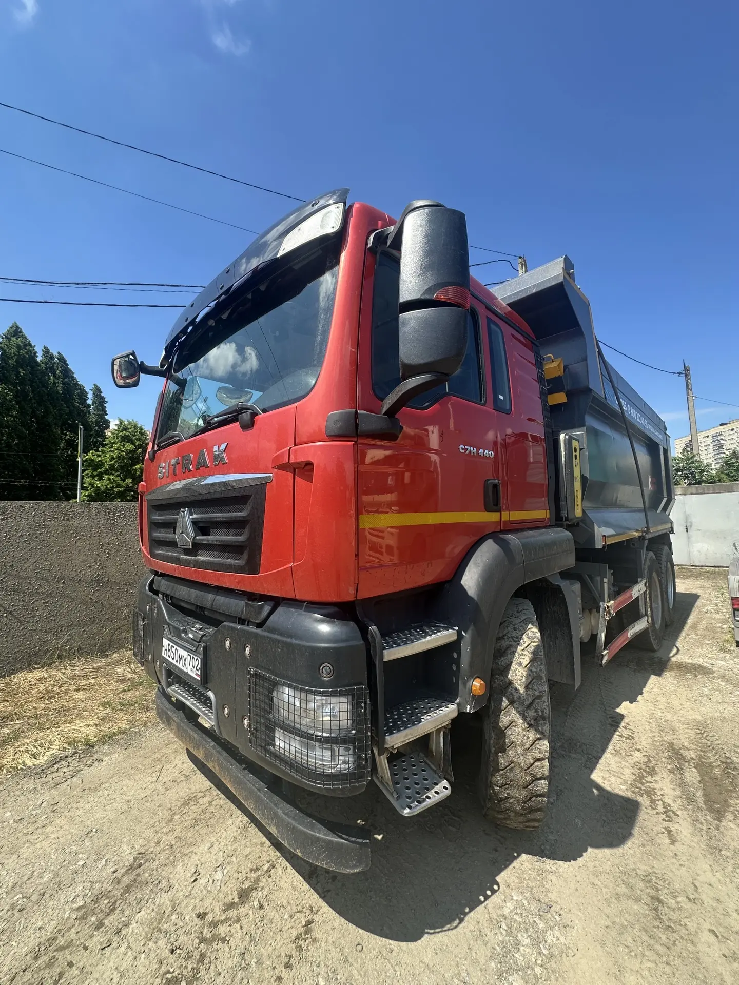 Коллеги всем привет 👋 

Пришел на краснодар какой-то то зубр 🦬 

Самосвал sitrak 6x4 в спец версии