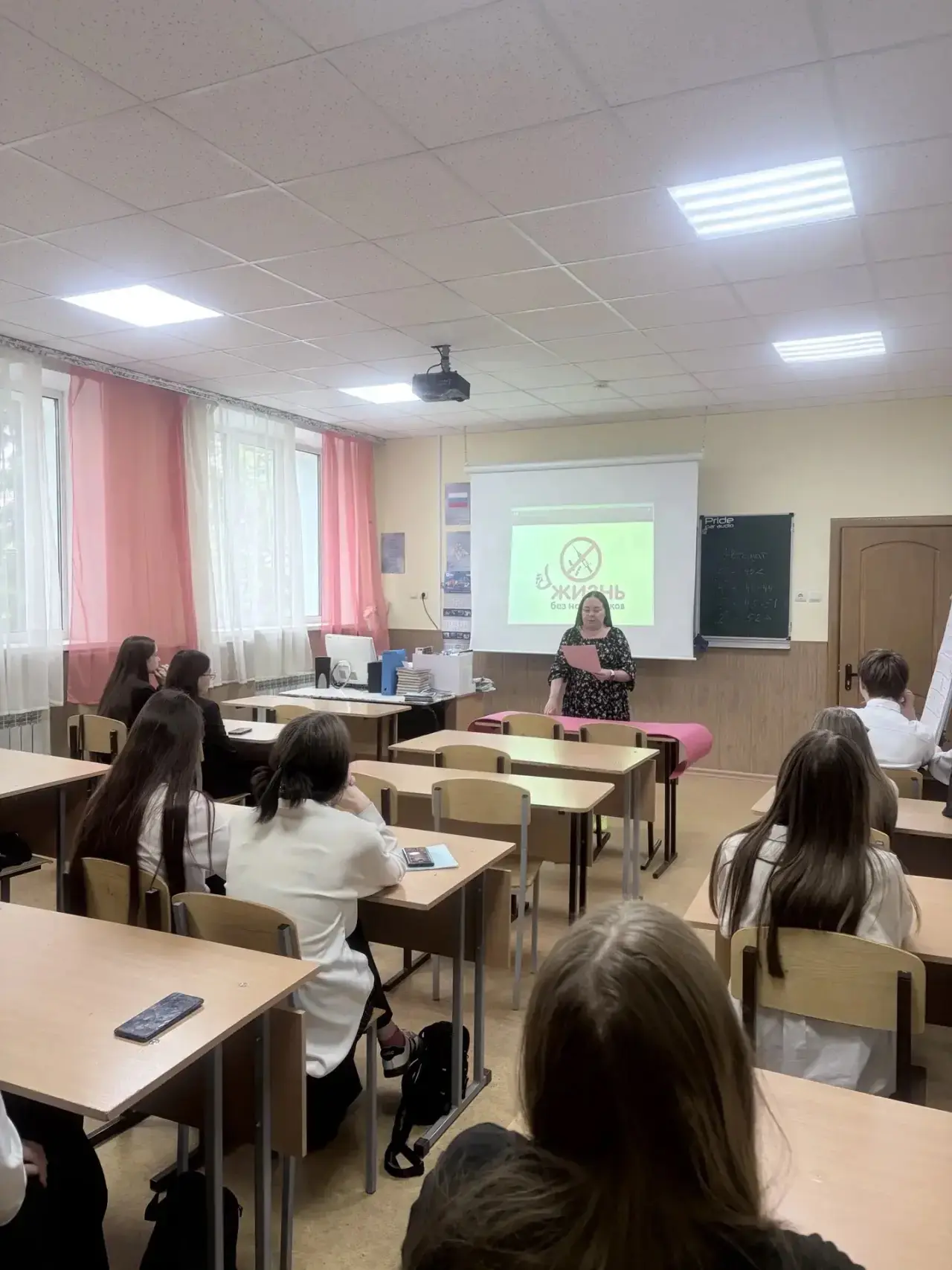 В Лениногорском политехническом колледже прошла беседа «Жизнь без наркотиков» для будущих поваров.

