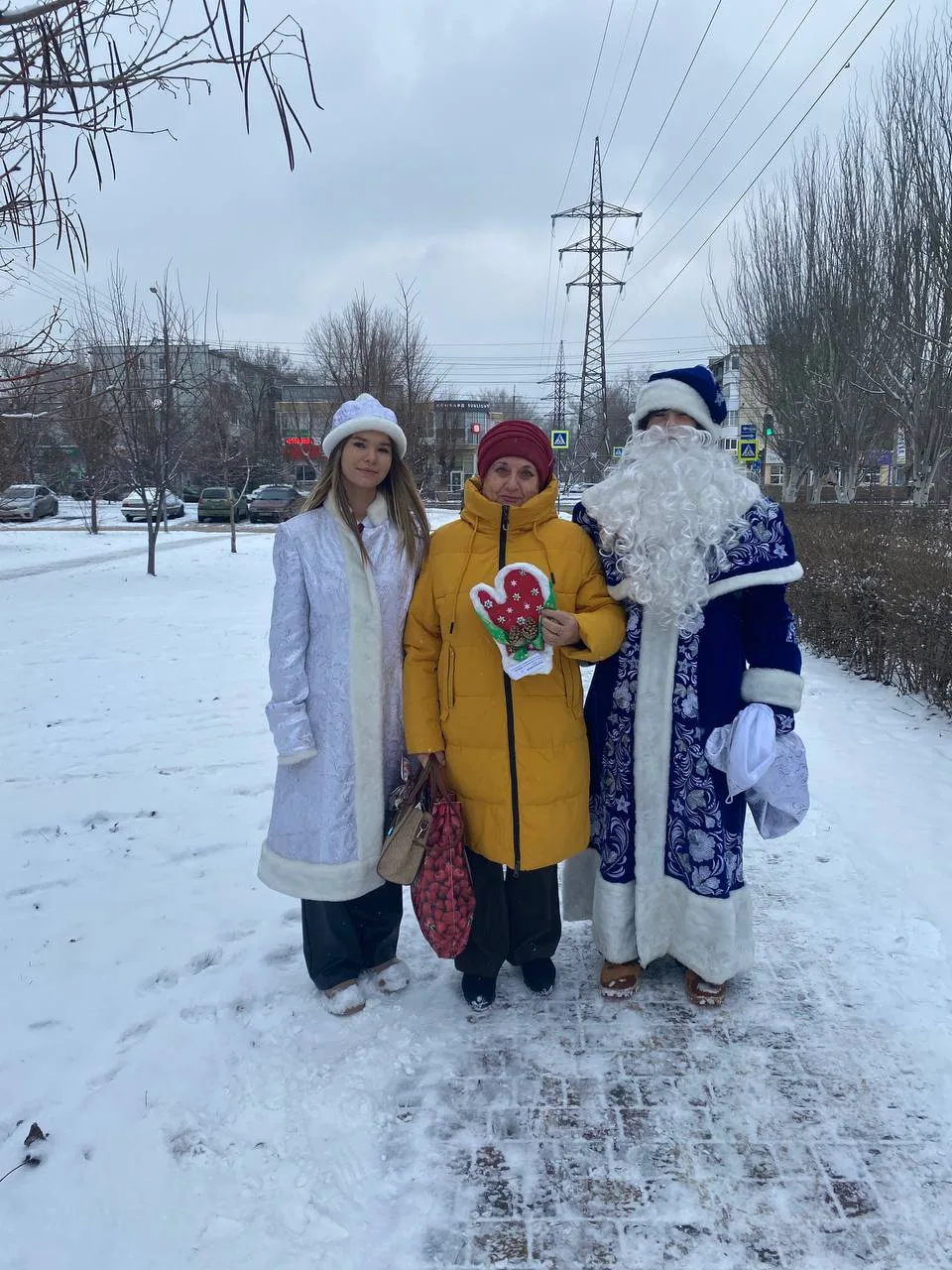 ❄️Тепло наших рук — жителям района! ❄️  🎄Предновогодняя суета — это время дарить добро и внимание те