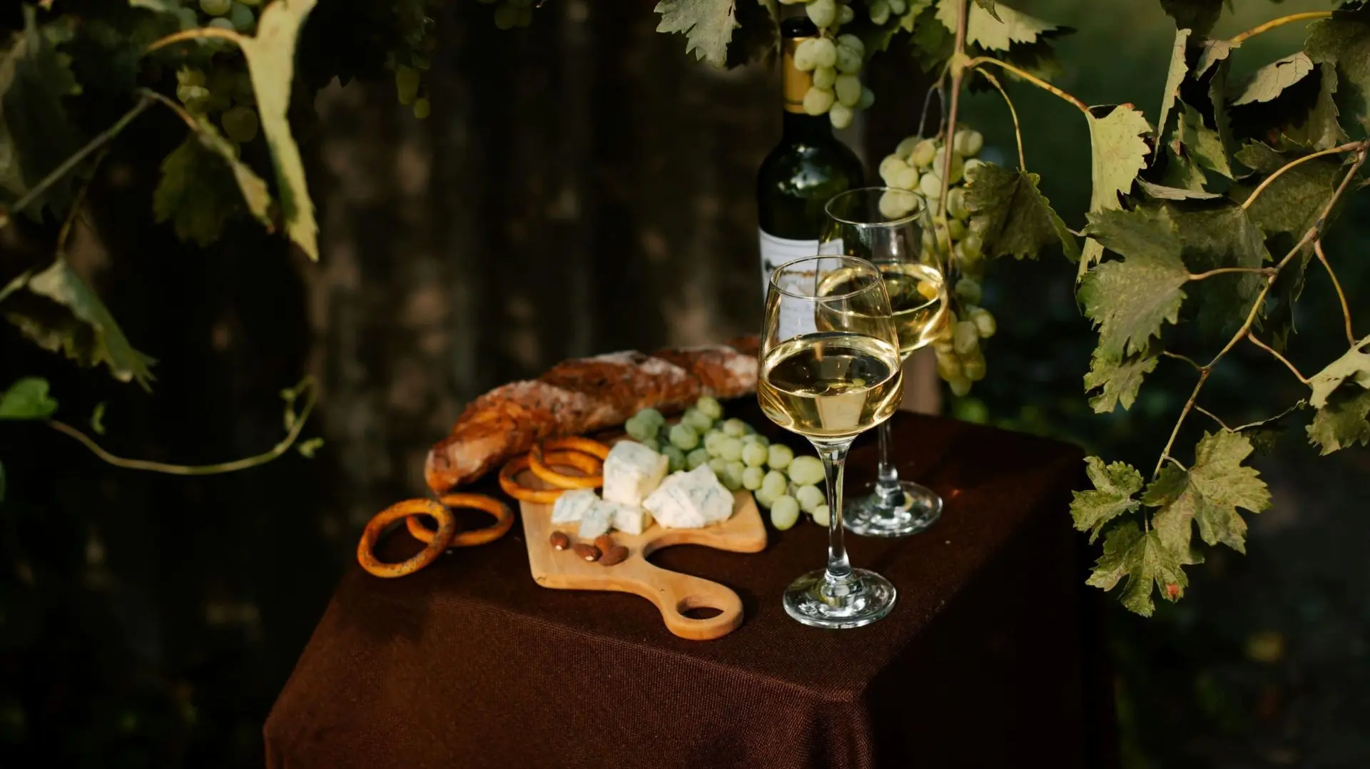 🍷 Винный туризм в России продолжает уверенно расти

 По данным Ассоциации виноградарей и виноделов 