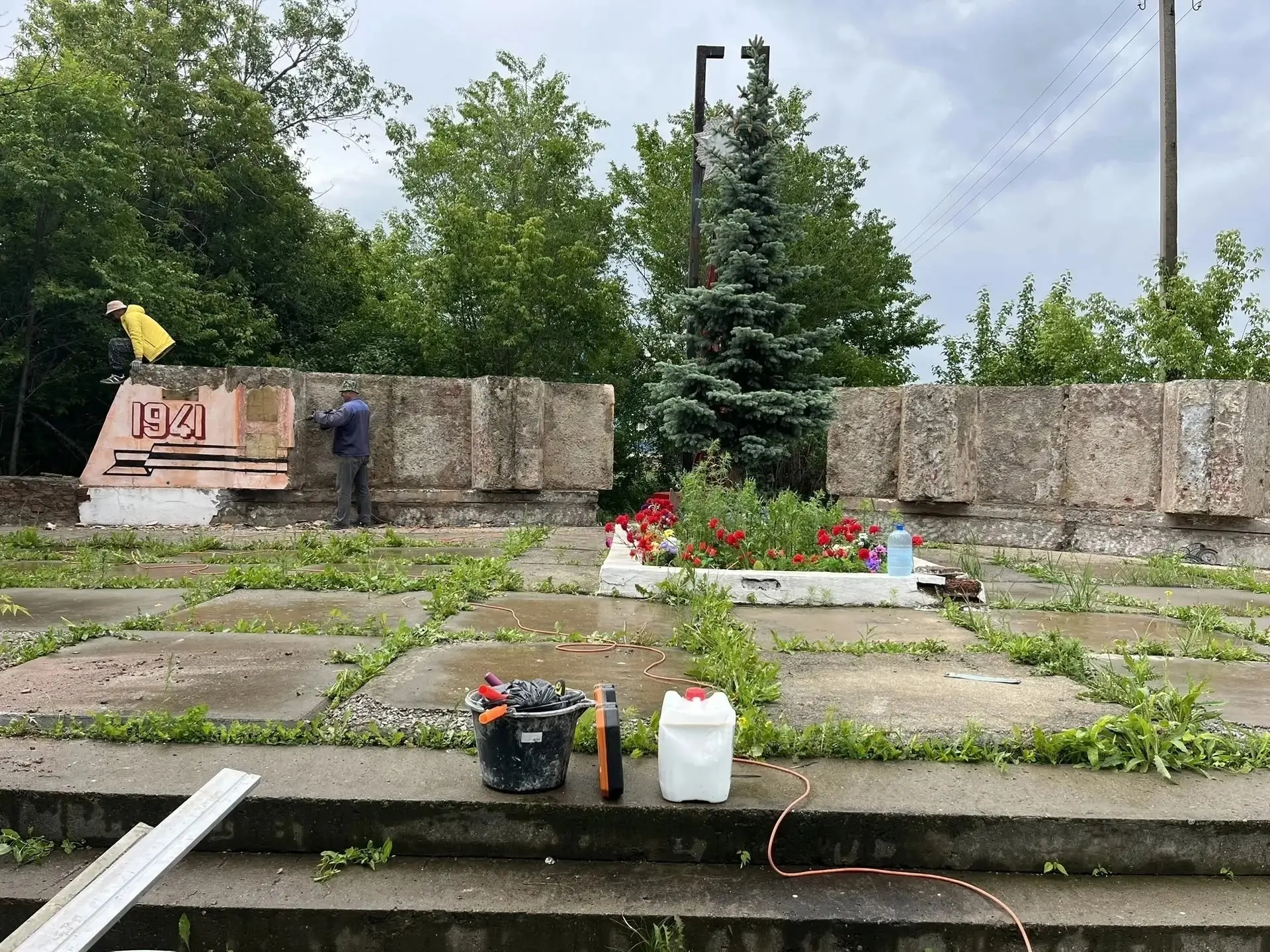 В Кацбахе начались работы по капитальному ремонту памятника в честь защитников страны в...