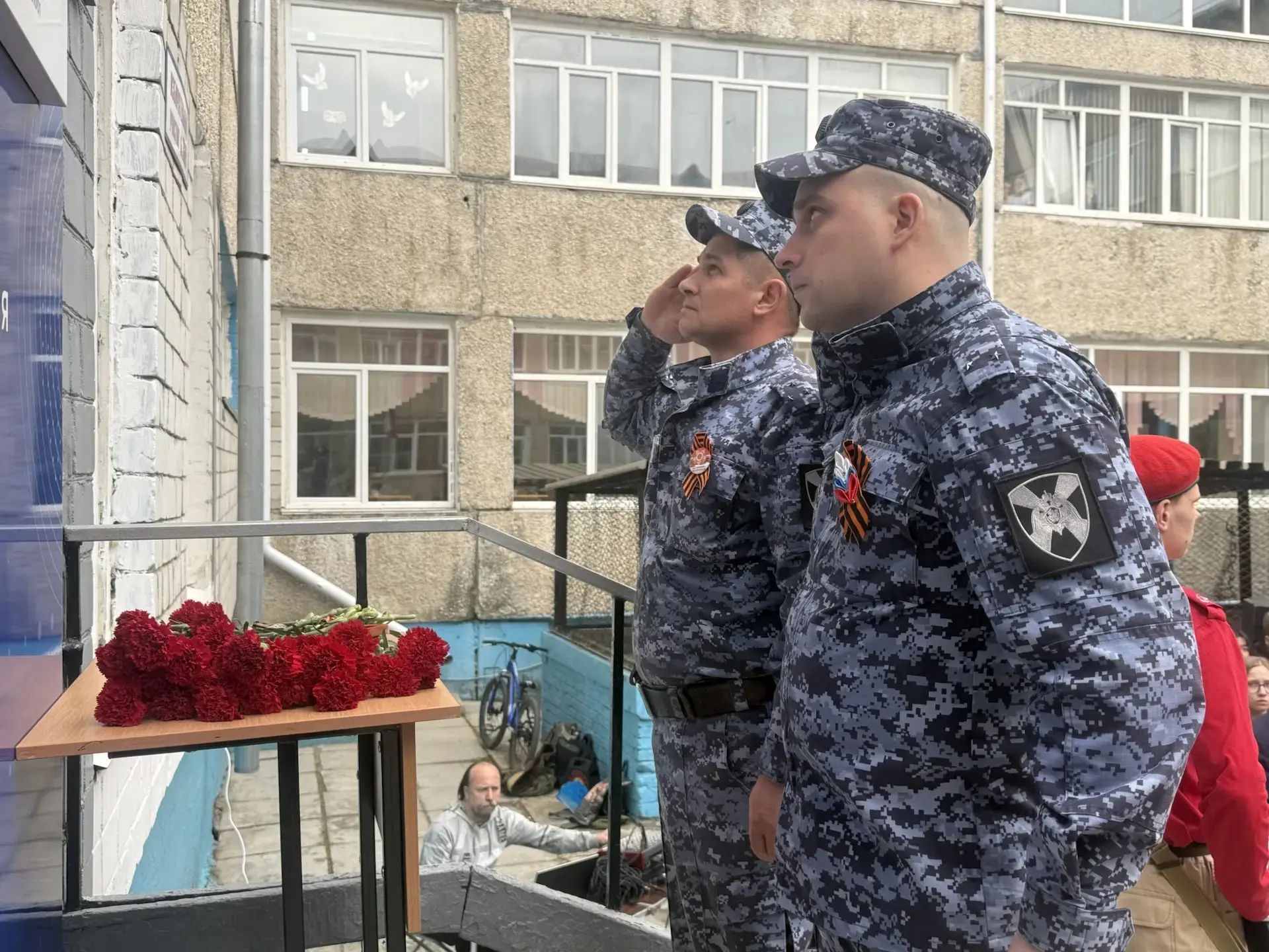🕊 Алые гвоздики и тишина  В церемонии открытия мемориальной доски Андрею Мамонову был момент, которы