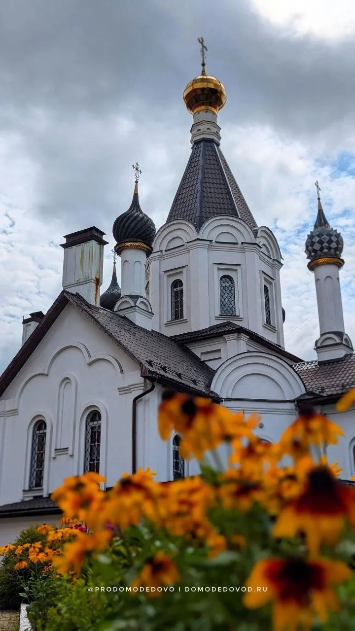 Храм Рождества Христова на Каширском шоссе

Этот храм был построен в 2002 году, и его архитектура хр
