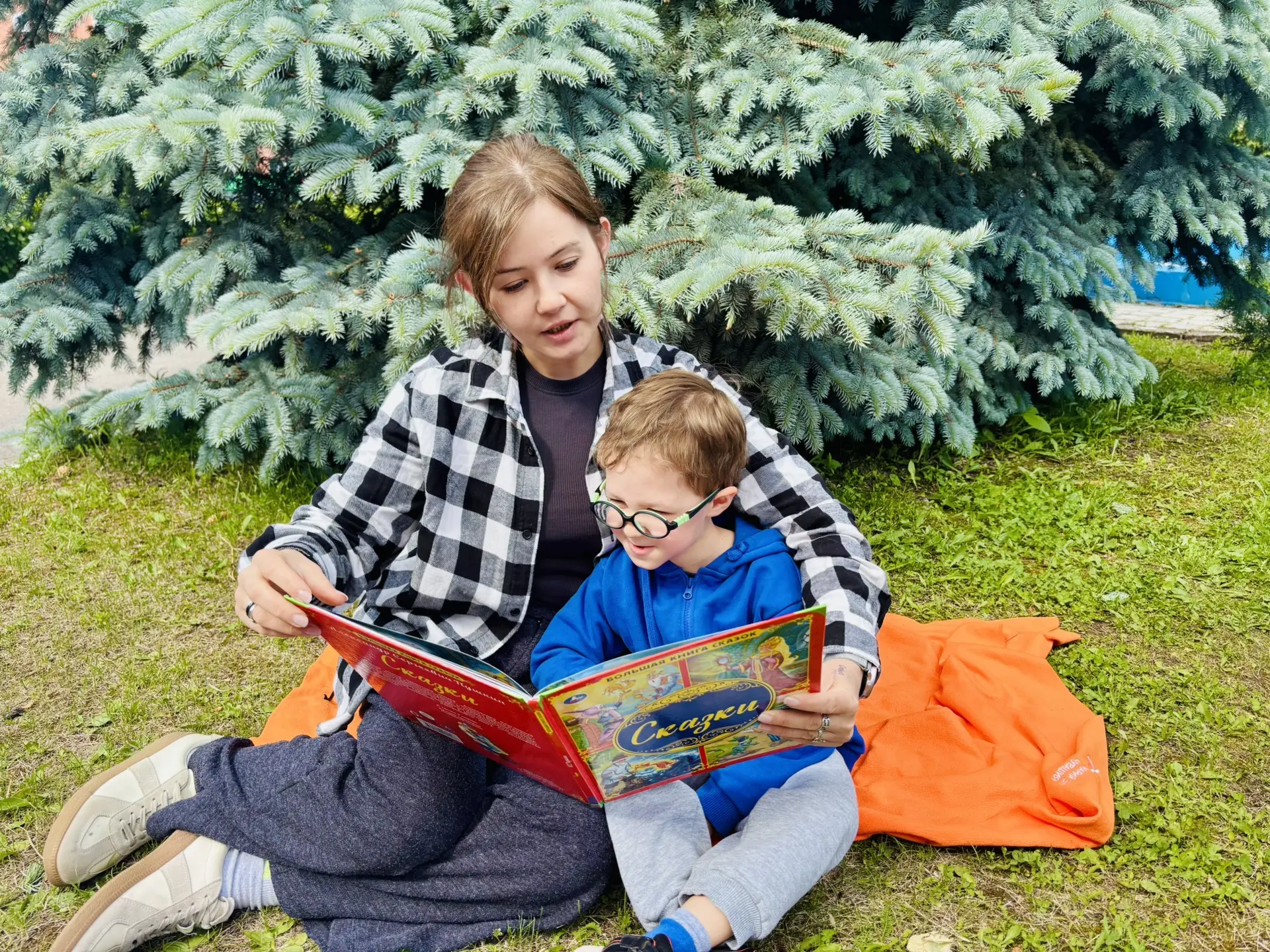 В преддверии Пушкинского дня в ДОУ прошла акция «Сказки на траве», организованная региональным отдел