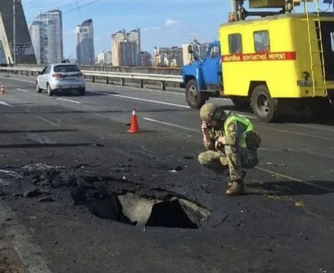 Киев, вторая четверть 21 века, после сотен миллиардов вливаний у них аварийки даже в ст...