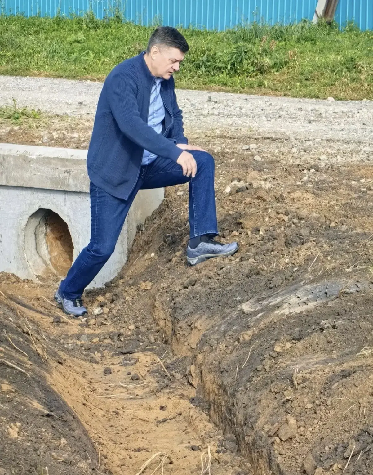 В сильные дожди дорогу приходится объезжать —