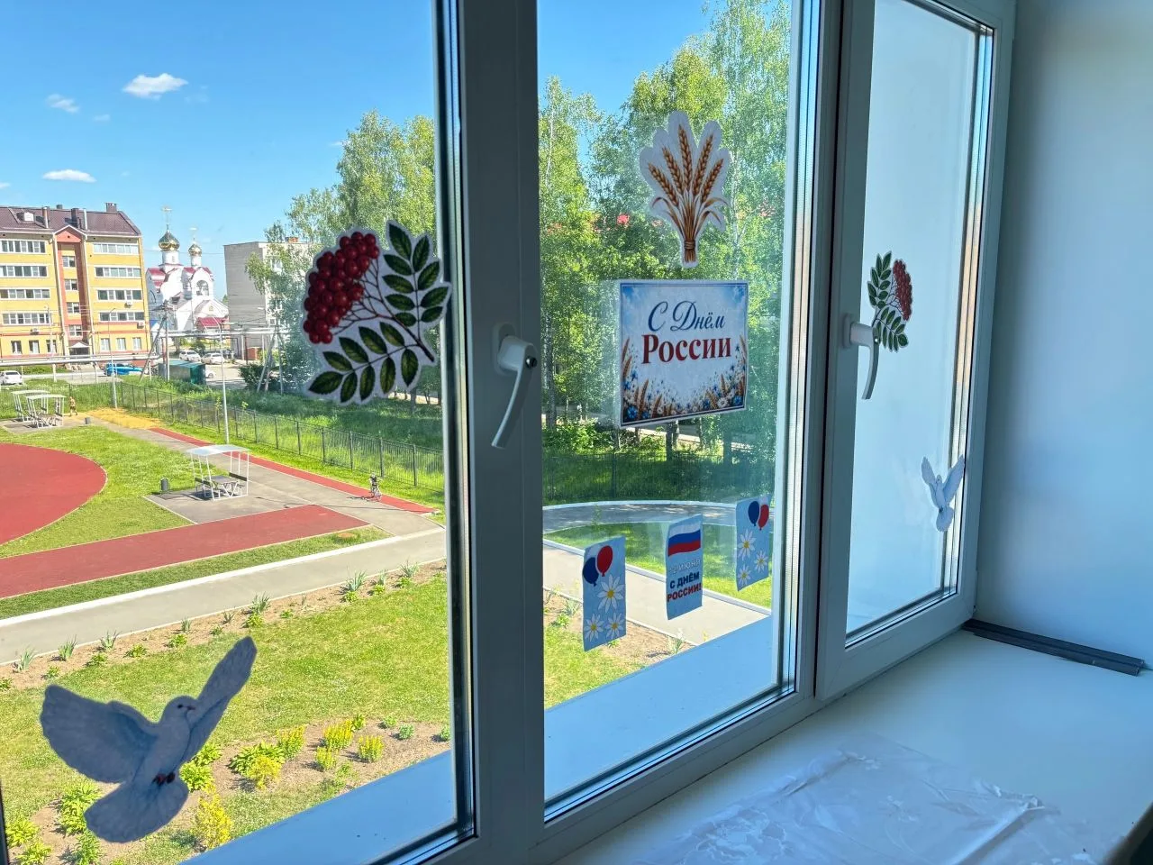 🌟 Ребята из Руэмской средней школы активно участвуют в акции "Окна России" 🇷🇺✨
Эта инициатива объ