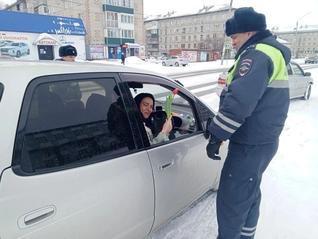 👮‍♂️🚔🌷Каменские автоинспекторы поздравили автоледи с  праздником! 🌷🚗  Восьмого марта сотрудники Каме
