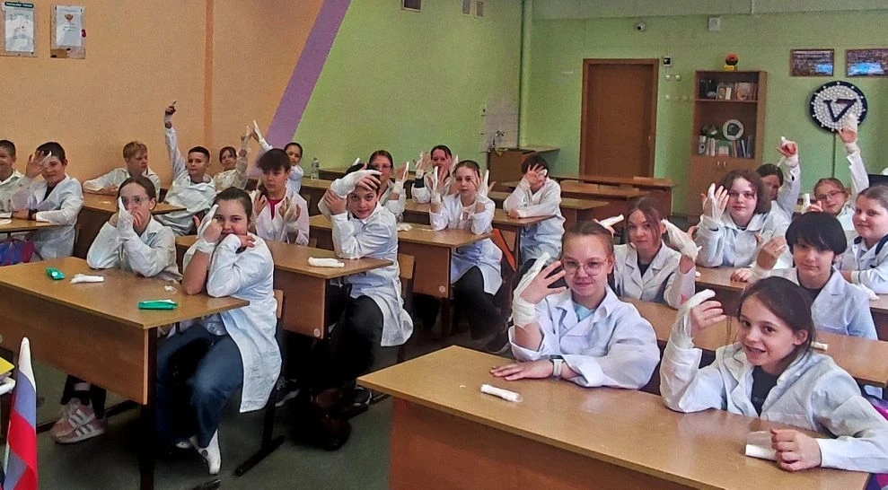 Сегодня наставником юных медиков 5 " В" класса стала врач скорой помощи - Медведева Ирина Алексеевна