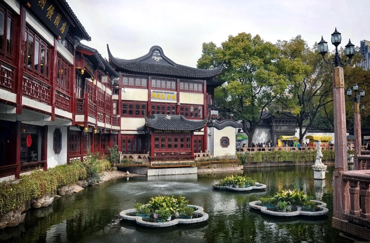 Сад Юй Юань в Шанхае, Китай 🇨🇳  🔹 Сад Юй Юань - парк площадью 4 га в историческом центре Шанхая, осн