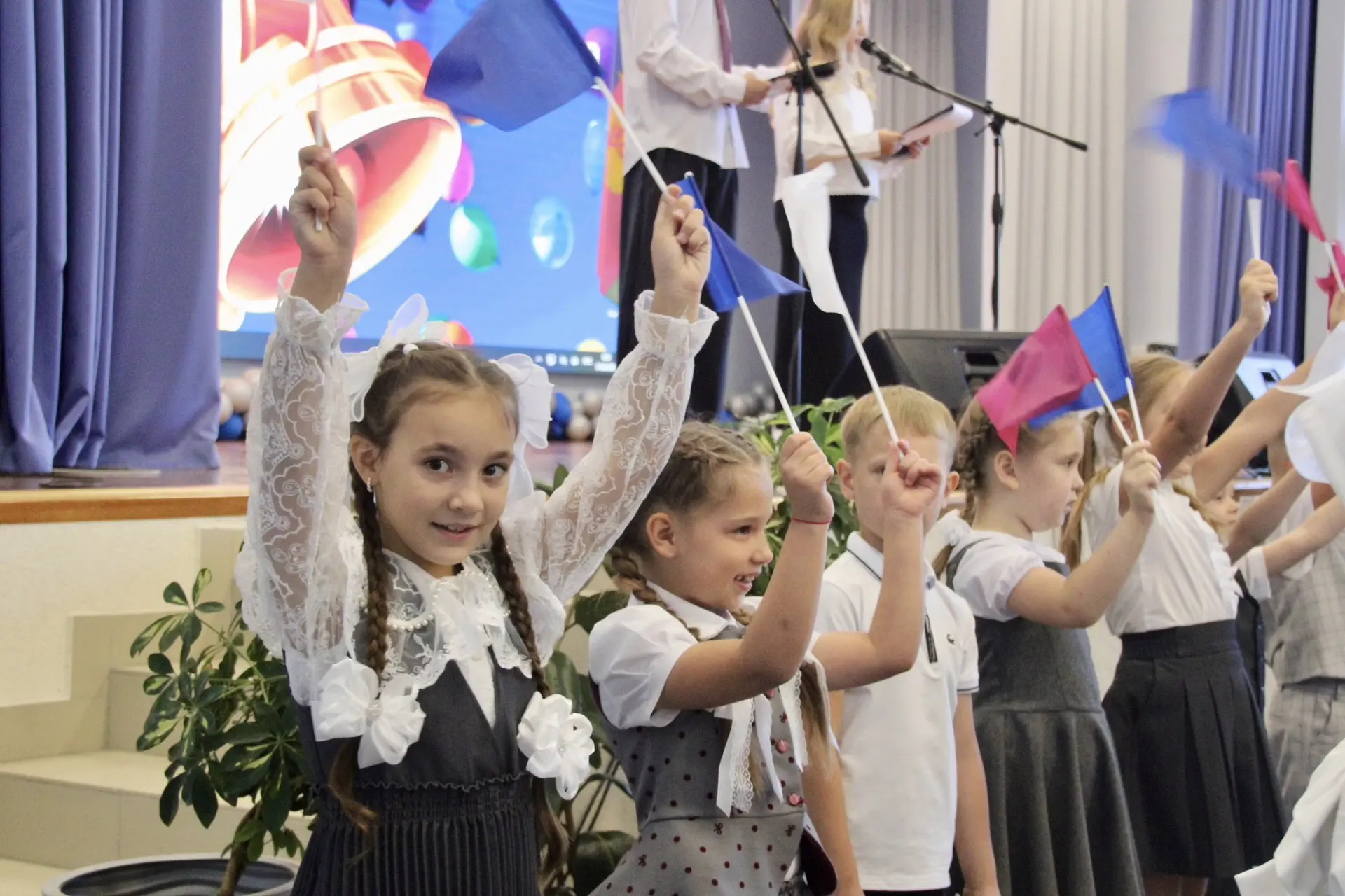 🔔🏫 Сегодня на торжественной линейке в школе №1 поздравил первоклассников с первым шко...