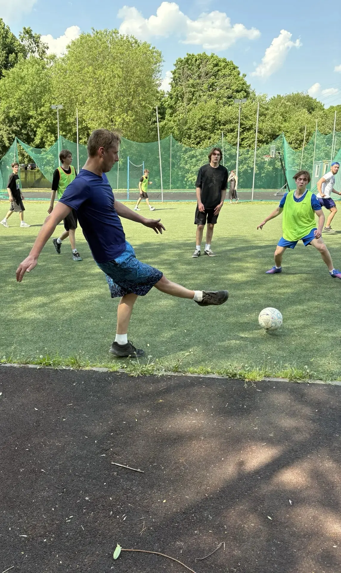 Одиннадцатиклассники против учителей — матч, которого ждали все ⚽  В школе состоялся яркий и долгожд