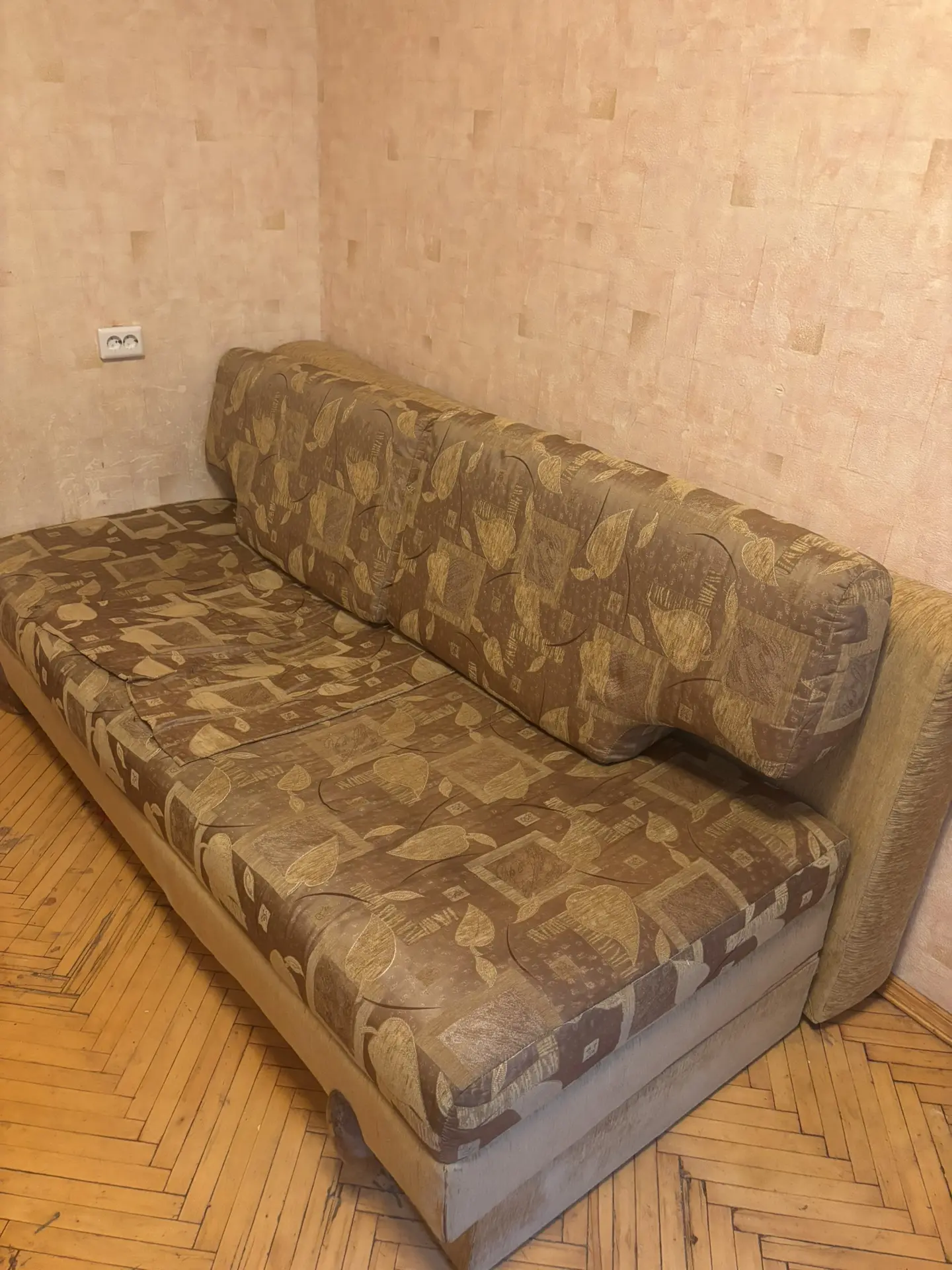 Отдаю бесплатно диван (самовывоз, самовынос). Раскладывается в спальное место на двоих....
