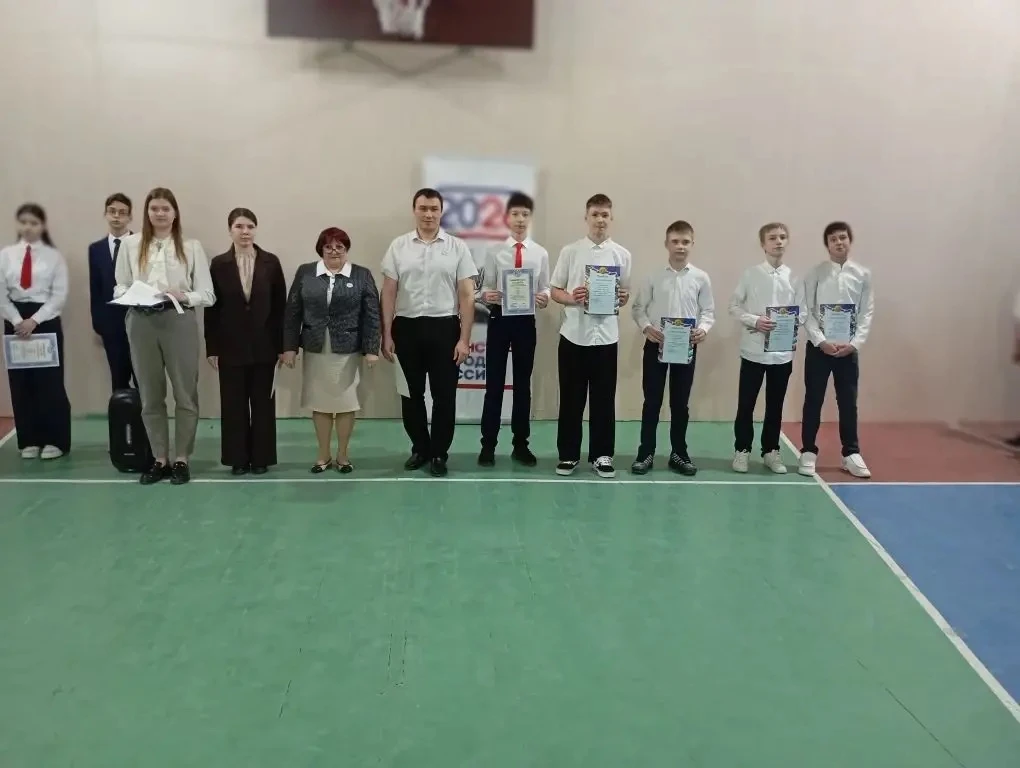 Сегодня в нашей школе прошла общешкольная линейка 🇷🇺✨  Поднятие государственного флага Российской Фе