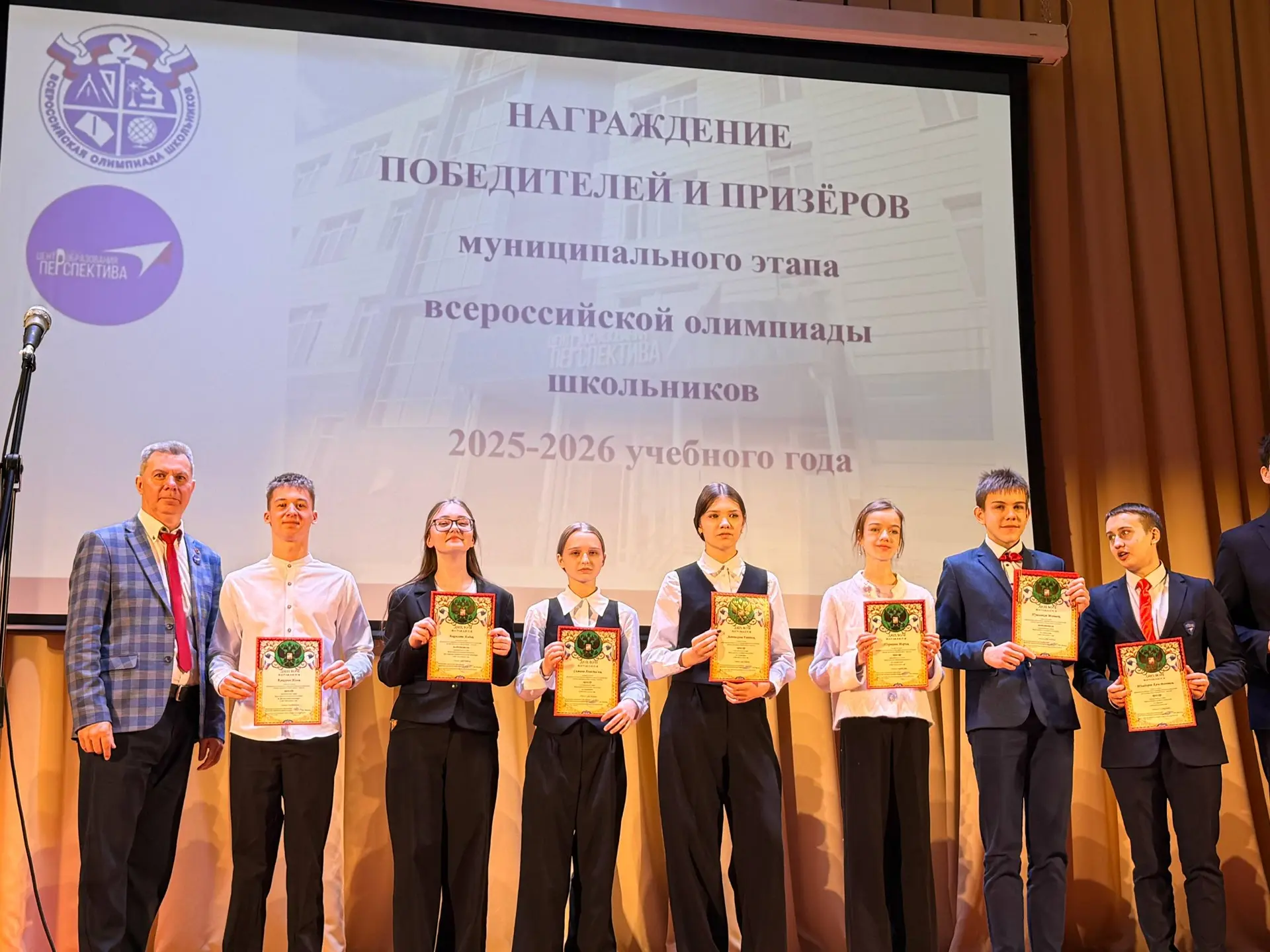 В пятницу в нашей школе торжественно завершилась Неделя науки. 🧬 ✅В течение недели учащиеся приняли 