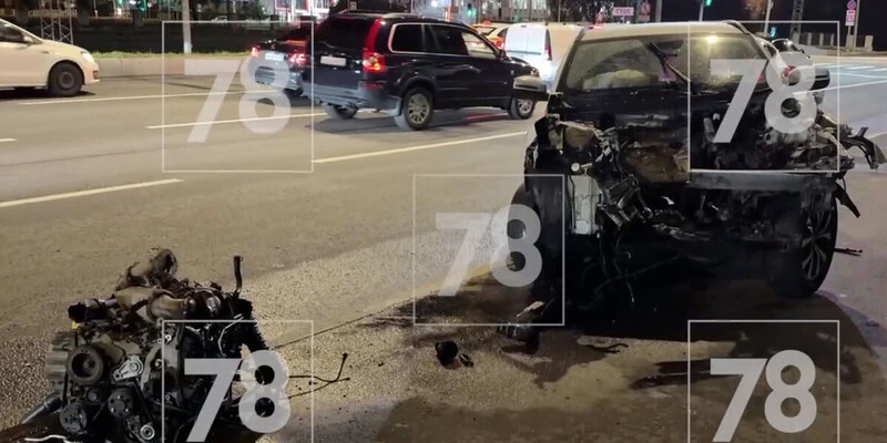 В Петербурге на видео сняли последствия ДТП, в котором у авто вырвало двигатель