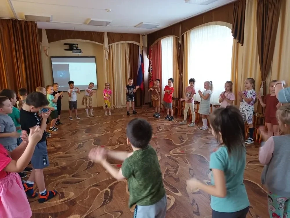 Наши руки не знают скуки, когда звучит музыка!  
В подготовительной к школе группе 12 провоходят зан