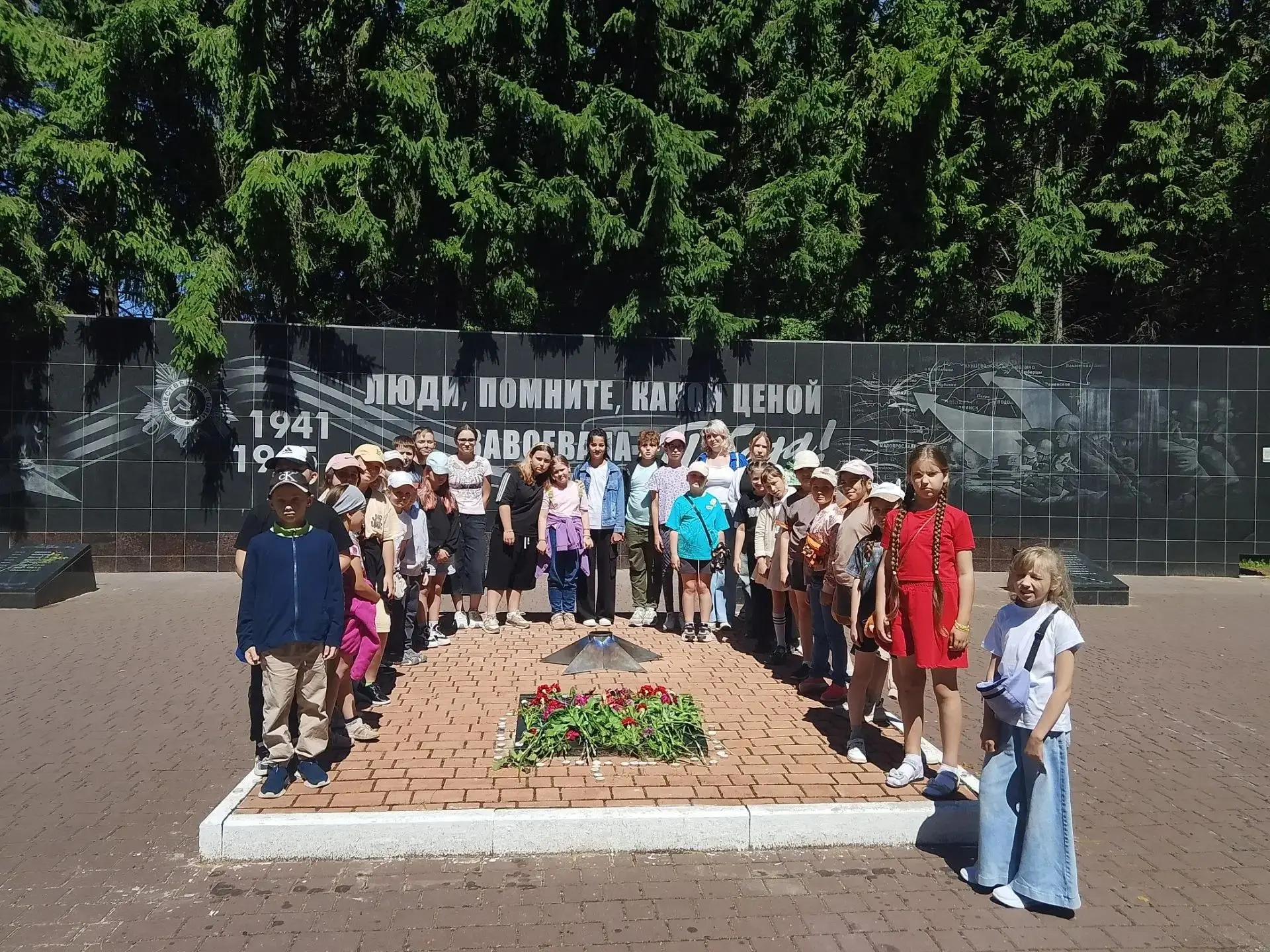 Ребята из пришкольного лагеря МКОУ "СОШ №1 имени полководца Воротынского Михаила Ивановича" п. Ворот