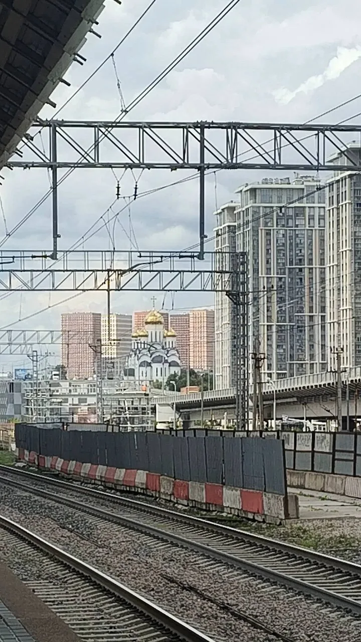 🚇Увидеть частичку Отрадного можно со станции Ботанический сад на МЦК.

Тут и дома в Сигнальном, и ц