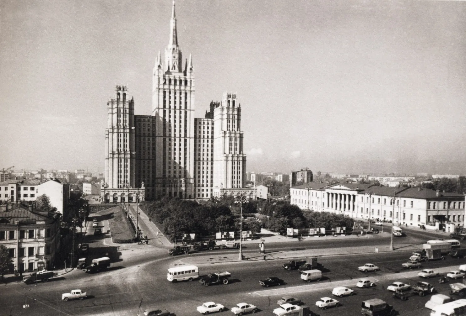 🏙️ Контрасты советской столицы: высотка на Кудринской площади