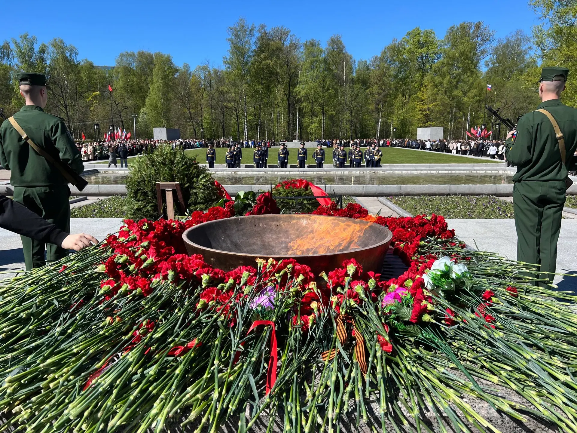 🌹 8 мая на Серафимовском кладбище прошла торжественно-траурная церемония возложения цветов, посвящён