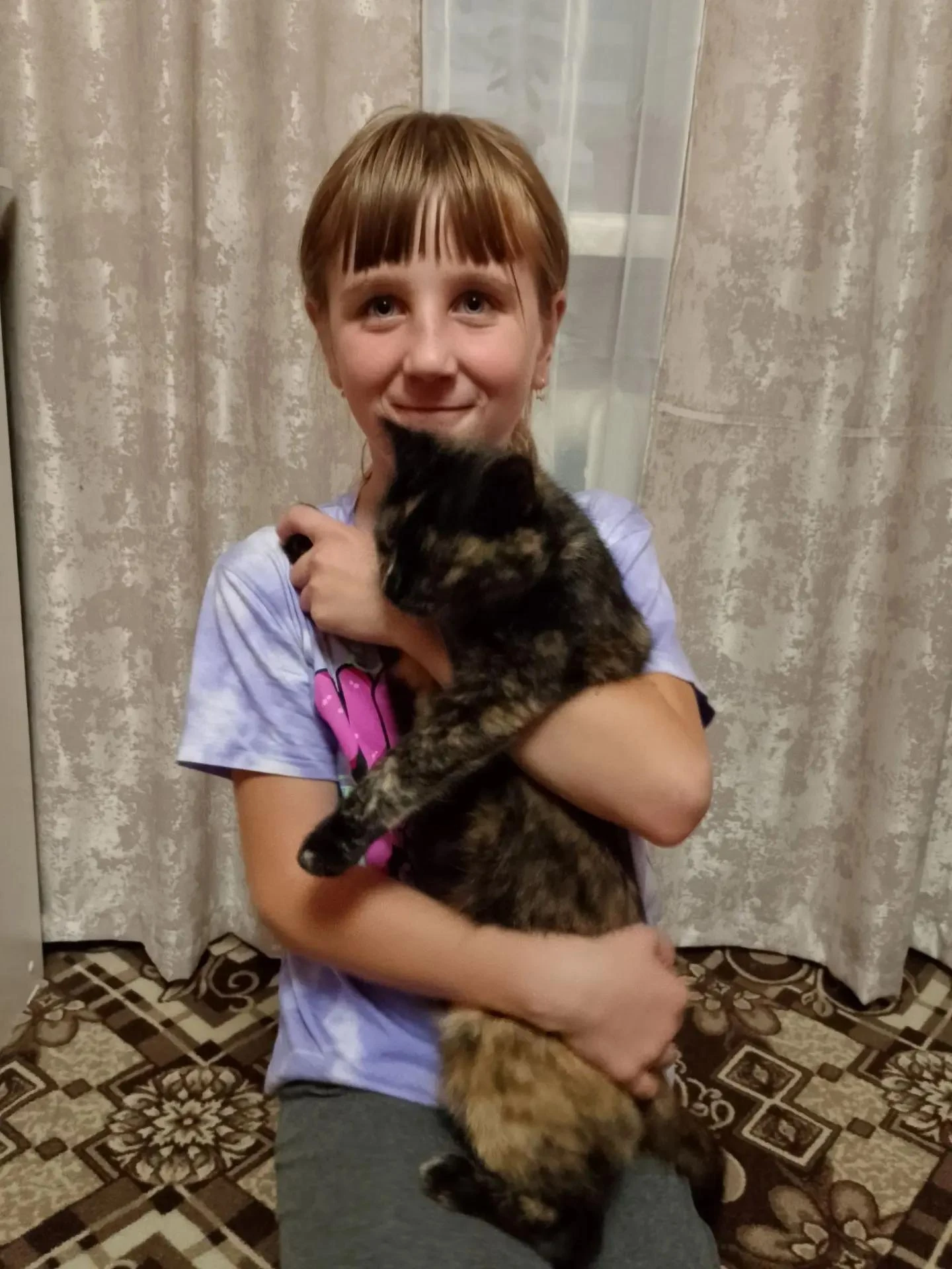 Нашу кошку зовут Мура. Ей уже 10 лет. Она у нас ловит мышей, и сама за собой ухаживает....