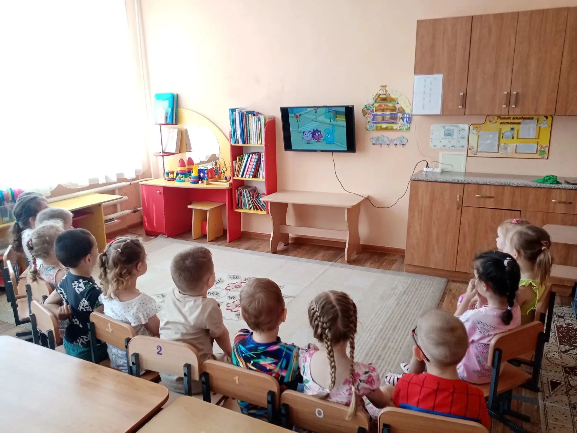 КАЛЕЙДОСКОП СОБЫТИЙ 

3 июля в России отмечают День ГИБДД.
Воспитанники младшей группы в игровой фор