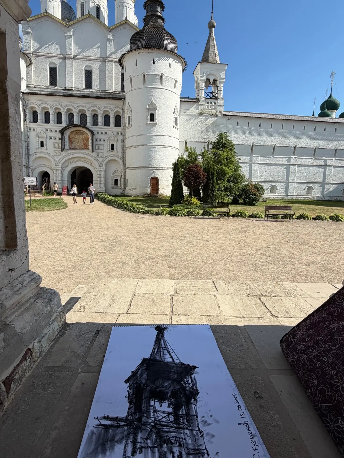 Пленэр в Ростове Великом. 

Ростовский Кремль – устоявшееся название архитектурного комплекса Ростов