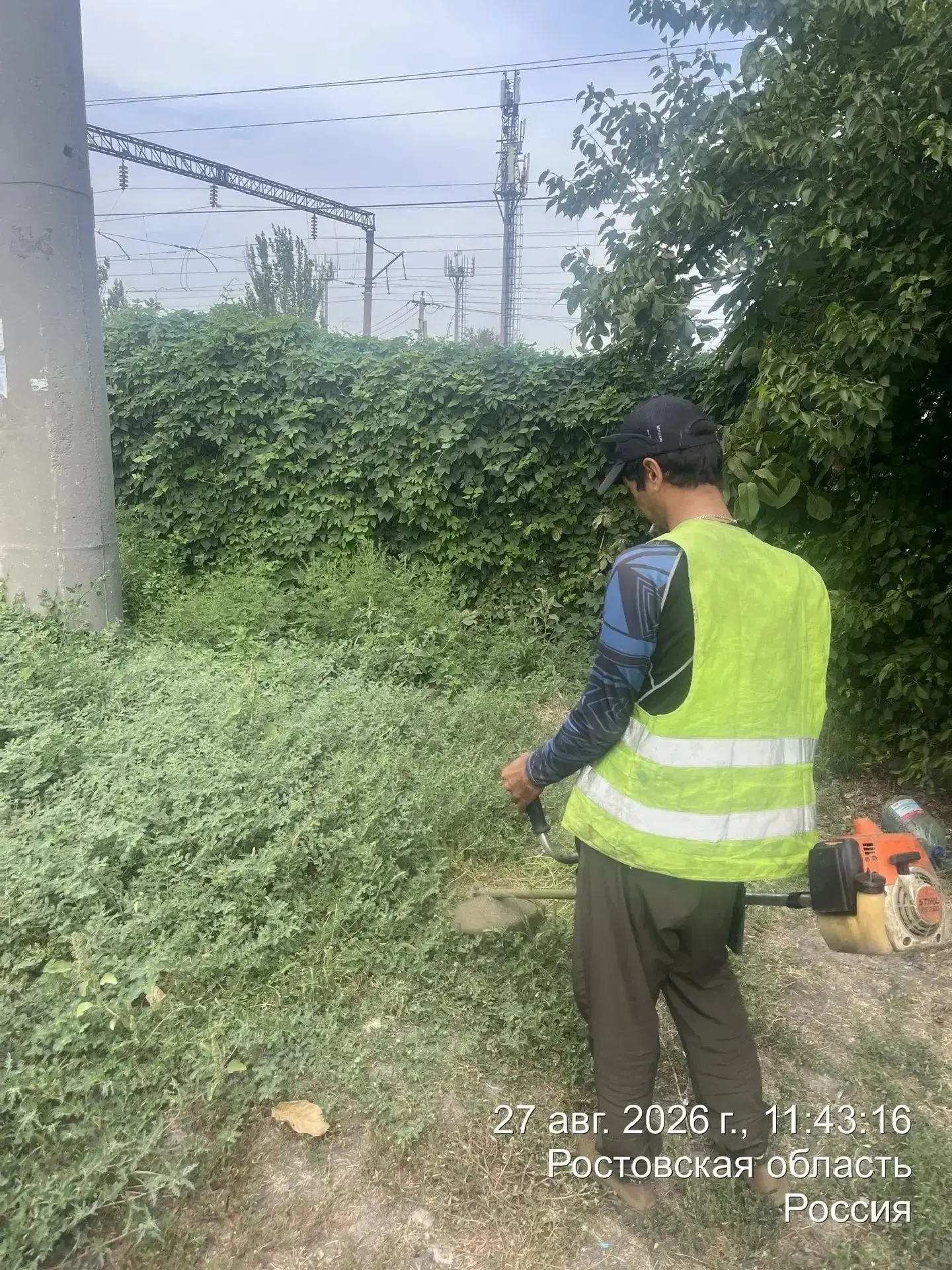 🌱Коммунальные службы на постоянной основе проводят работы по покосу травы – газонной, ...
