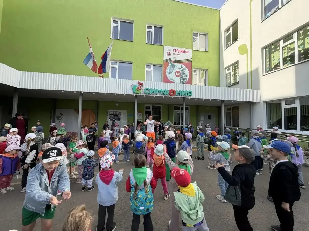 Летняя физкультурная 

Золотым, горячим светом
Солнце брызнуло на нас,
На лужайке тёплым летом
Физку