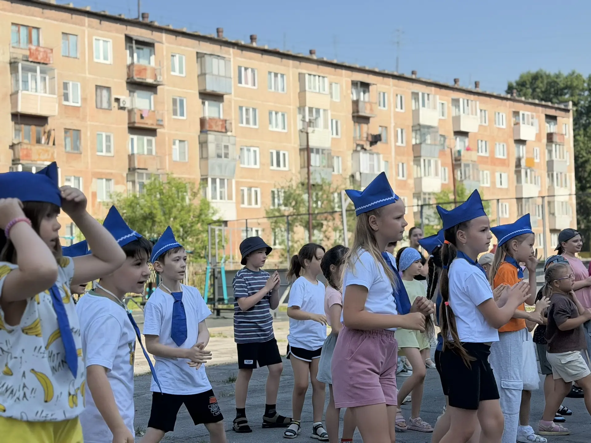 🌊 Бодрое утро с 1‑м отрядом: тематическая зарядка «Морское приключение»! 🌊

Утро 10 дня в пришколь