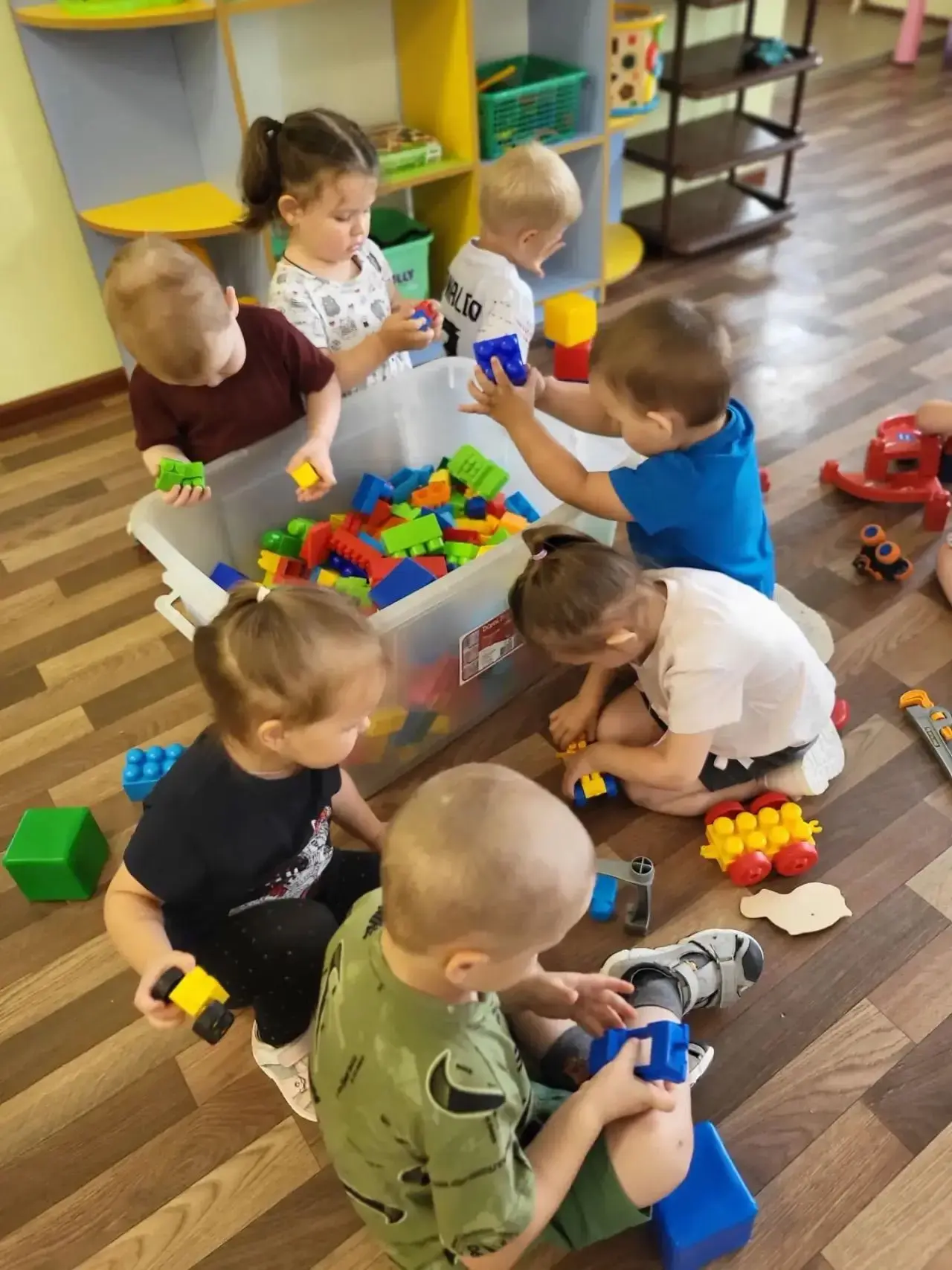 🎉 У нас в группе — день больших строек! 🎉Сегодня ребята погрузились в удивительный мир конструиров