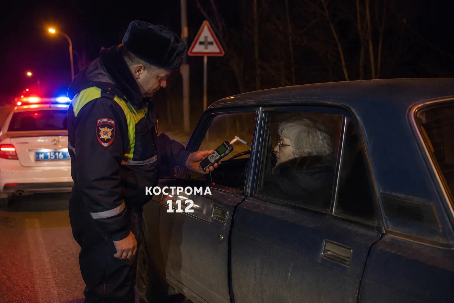 🚔  Пьяный водитель из Неи попытался обмануть инспекторов, пересадив за руль пенсионерку.