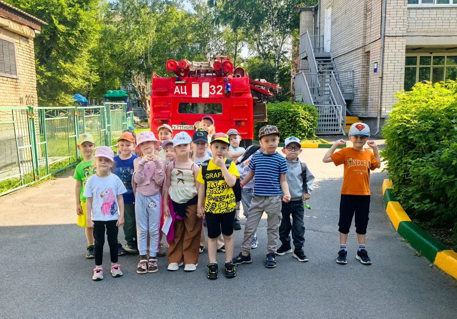 Знакомство с техникой МЧС в детском саду 🚒

В рамках плановых учений на территории нашего детского 