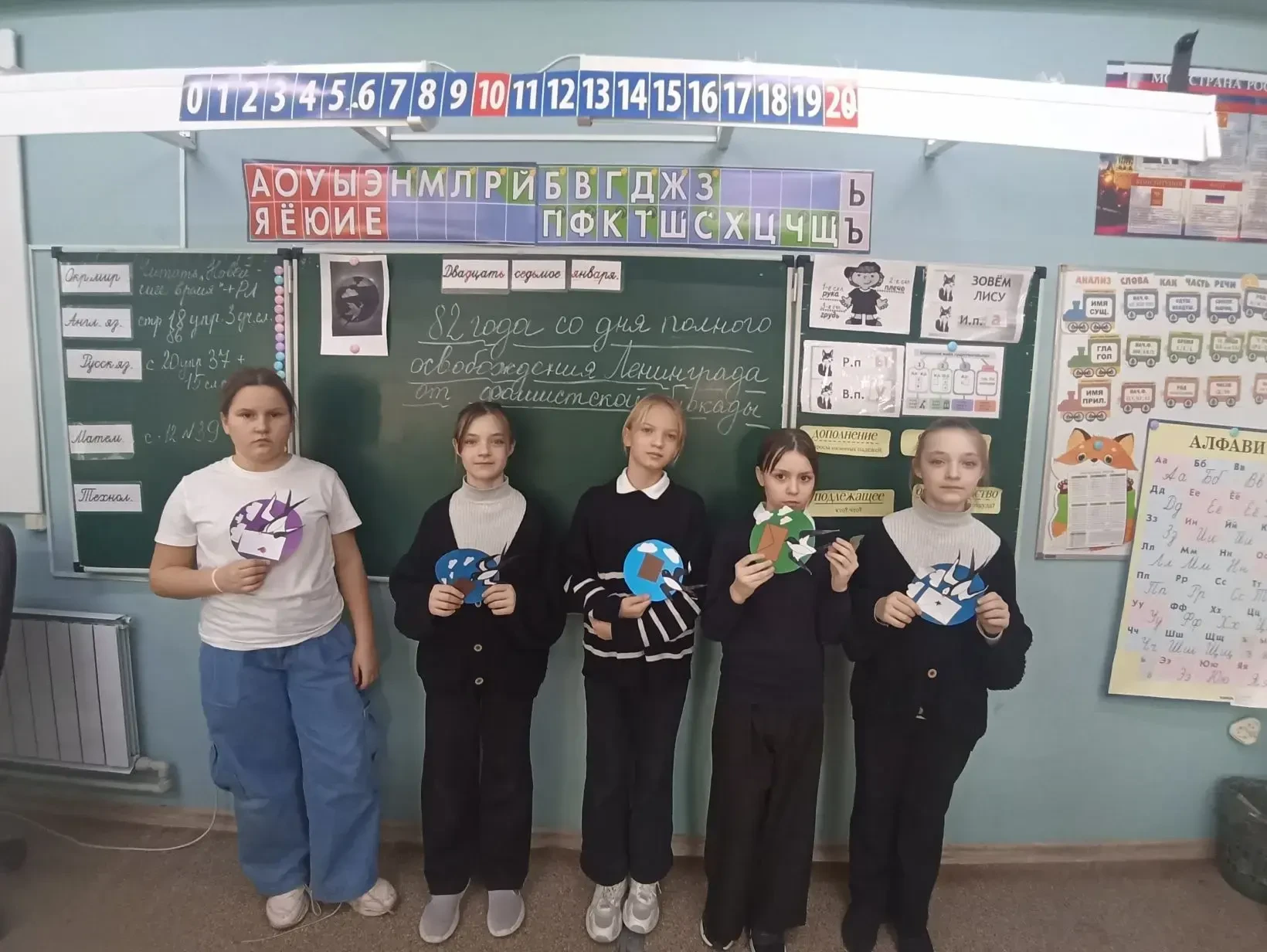 Сегодня в 4 Б классе (кл.рук. Трибунская Е.Е.) прошел урок памяти «Дети блокадного Ленинграда». Имен
