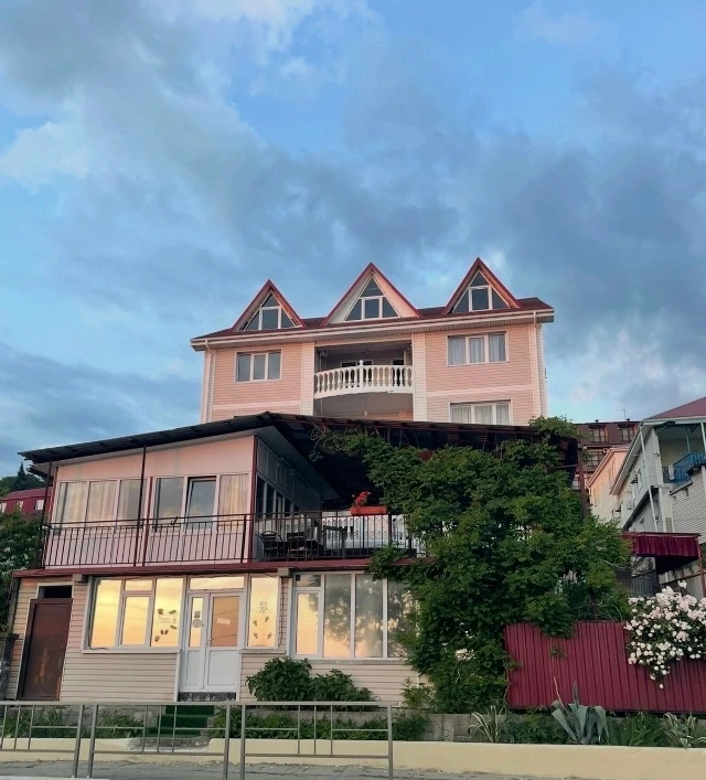 #ЛОО
ул. Декабристов, 149

🌊 Добро пожаловать в Sea House у Олеси 🌊

Есть места, куда приезжают не